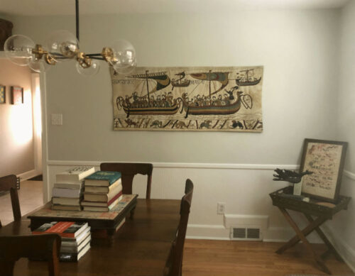 Coussin for Sale avec l'œuvre « Tapisserie de Bayeux » de l'artiste